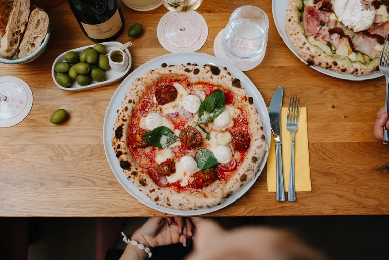 Neapolitanische Pizza auf dem Tisch