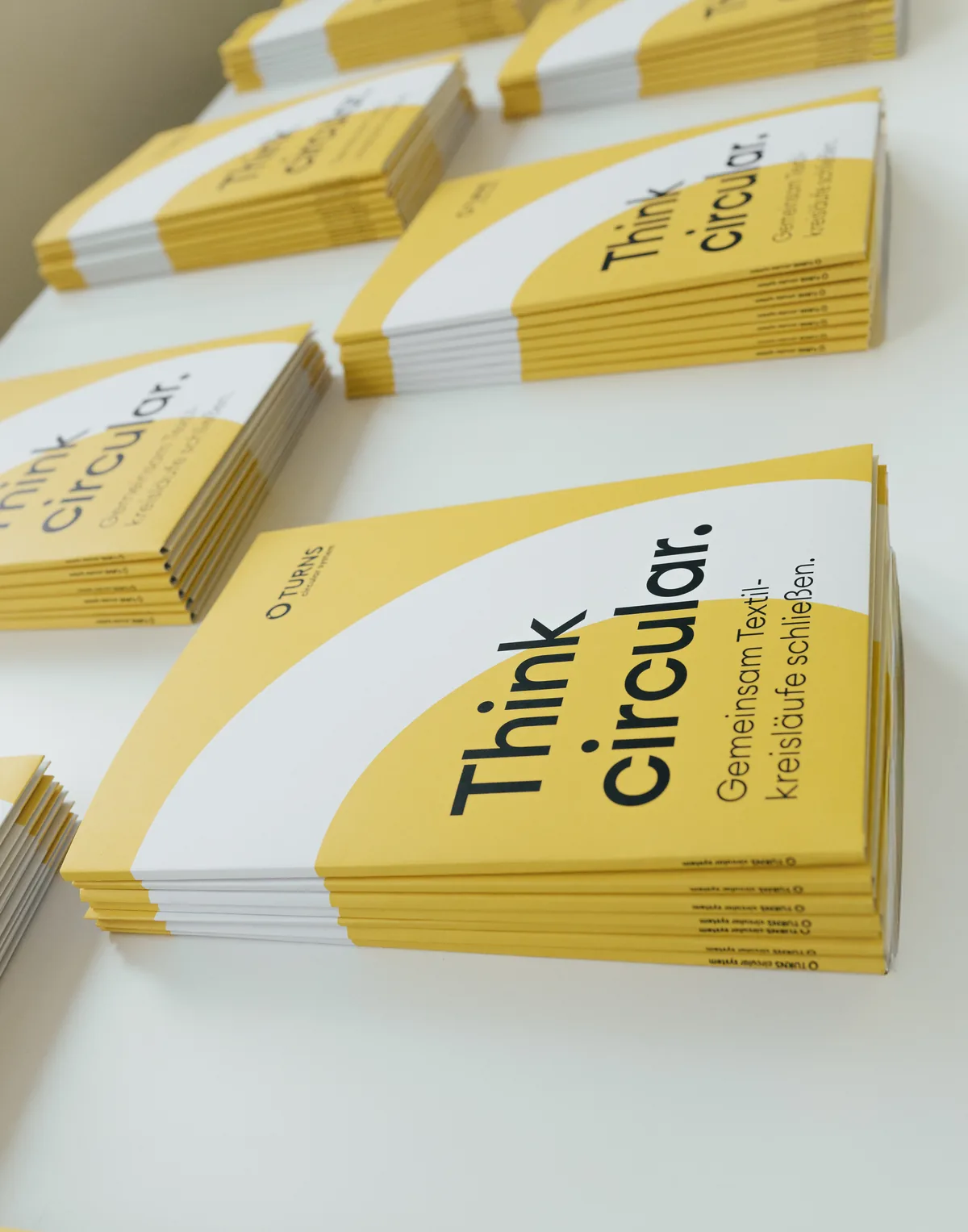 Flyer mit der Aufschrift Think circular