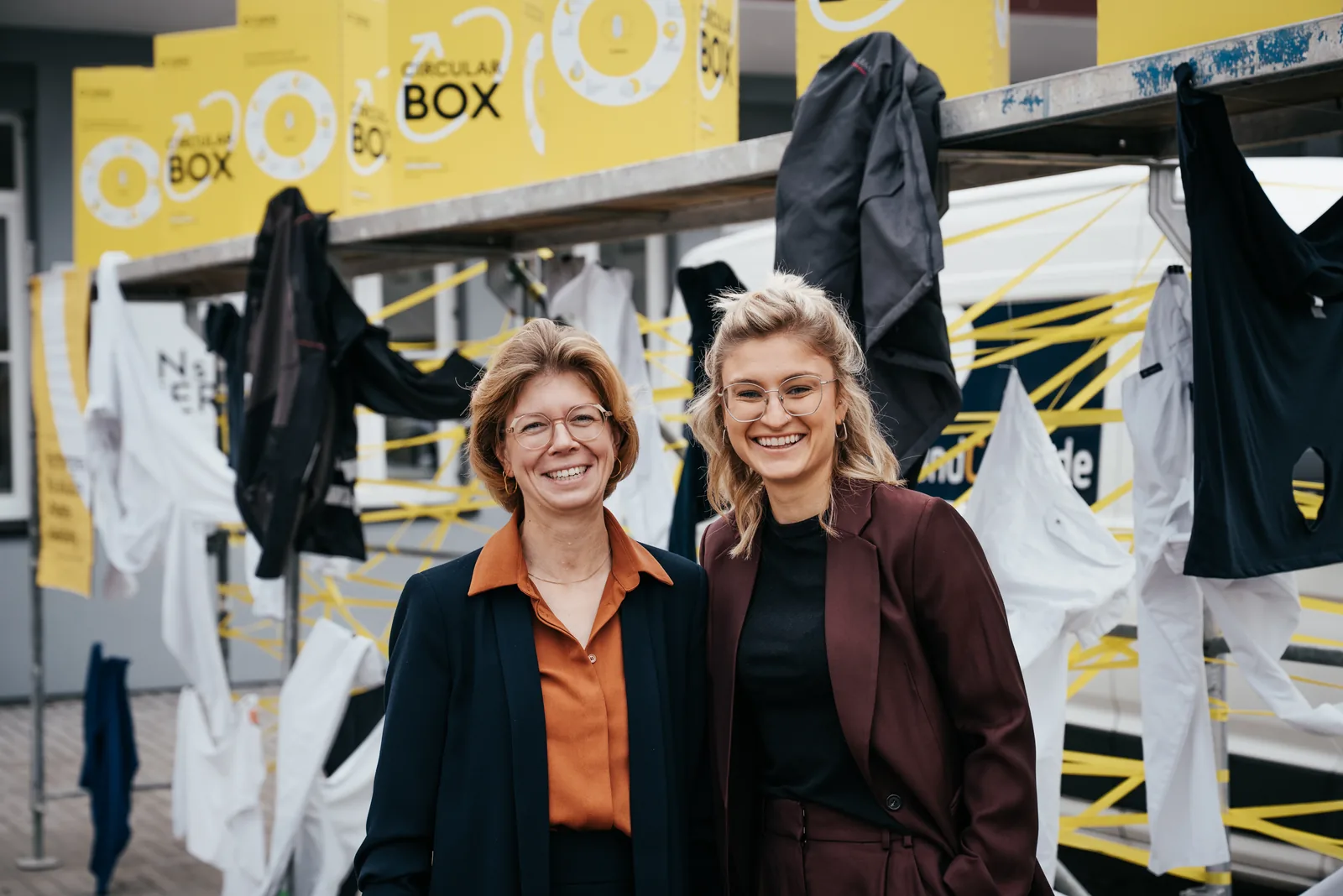 Katja Wagner und Angelique Thummerer vor der Circular-Box-Installation