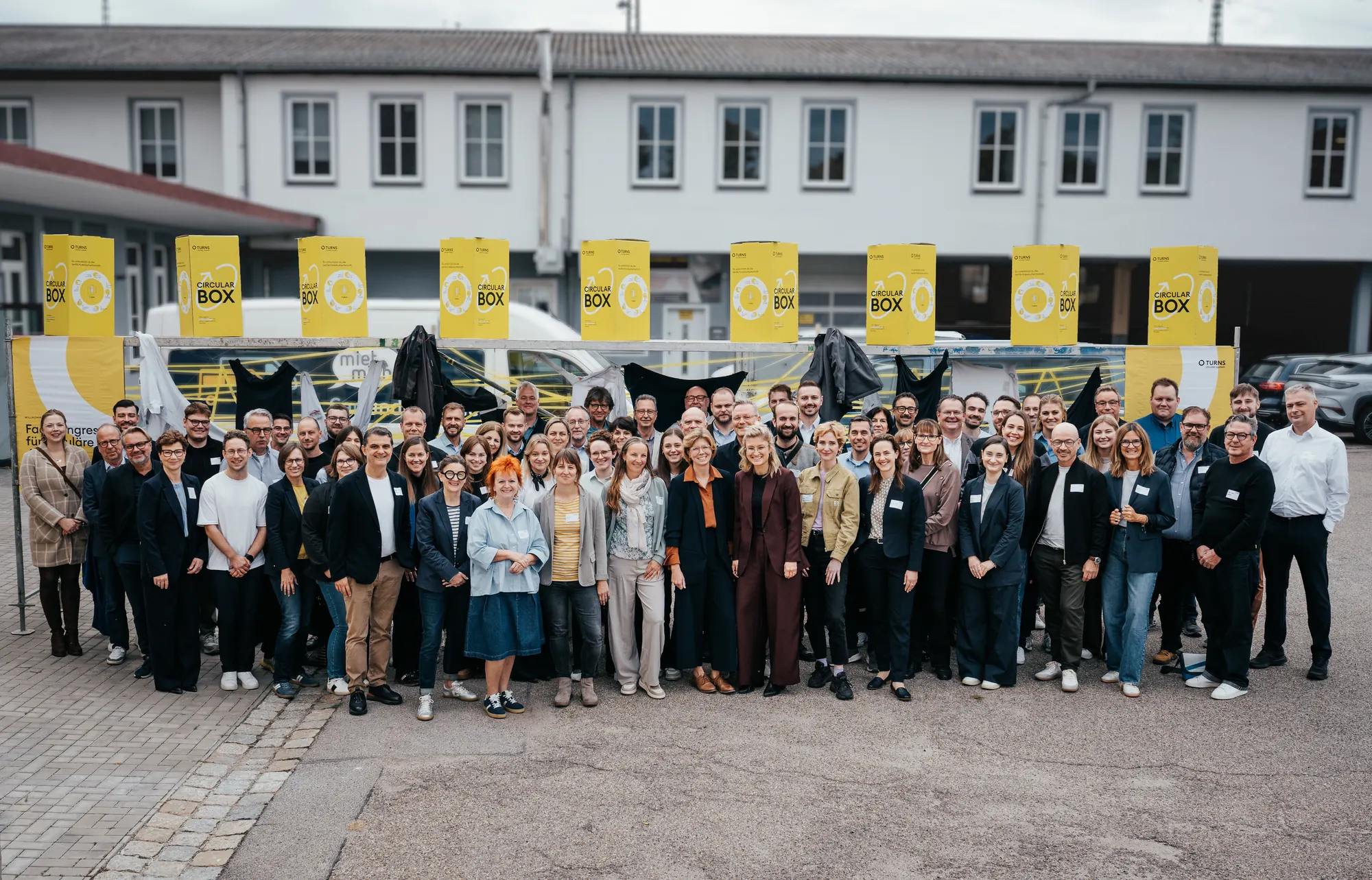 Gruppenfoto aller Teilnehmenden im Hof des ANsWerk Ansbach