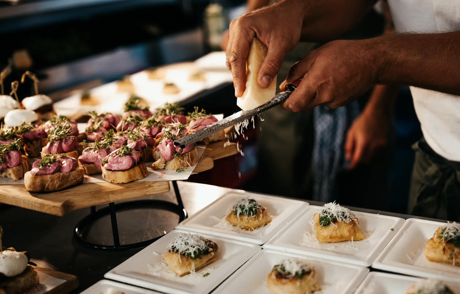 Antipasti werden angerichtet