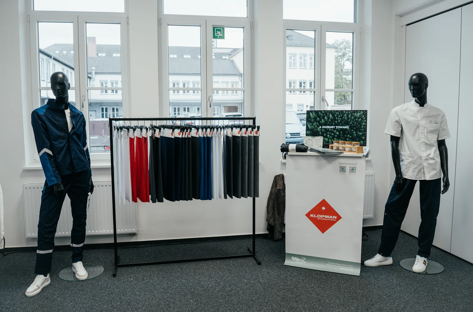 Stand von Klopman mit Stoffmustern und Figurinen