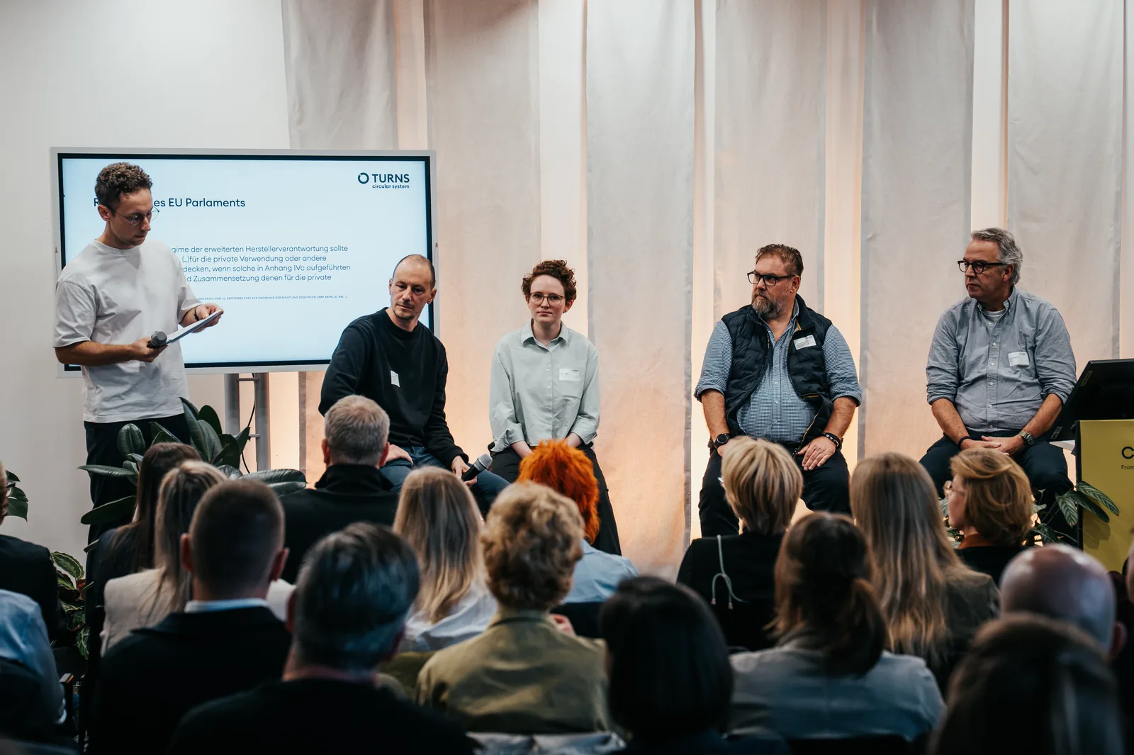 Panel-Diskussion zu EPR auf der Bühne vor Publikum