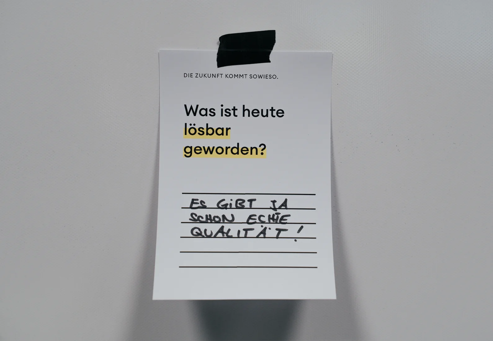 Handgeschriebener Zettel an der Community Wall: Es gibt ja schon echte Qualität